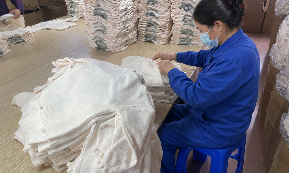 Final packing inspection for sweater orders